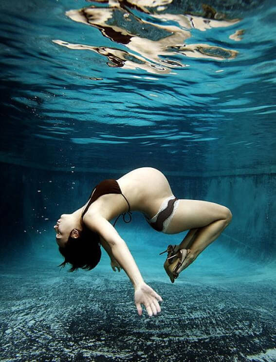 Стриптиз под водой - 19 фото