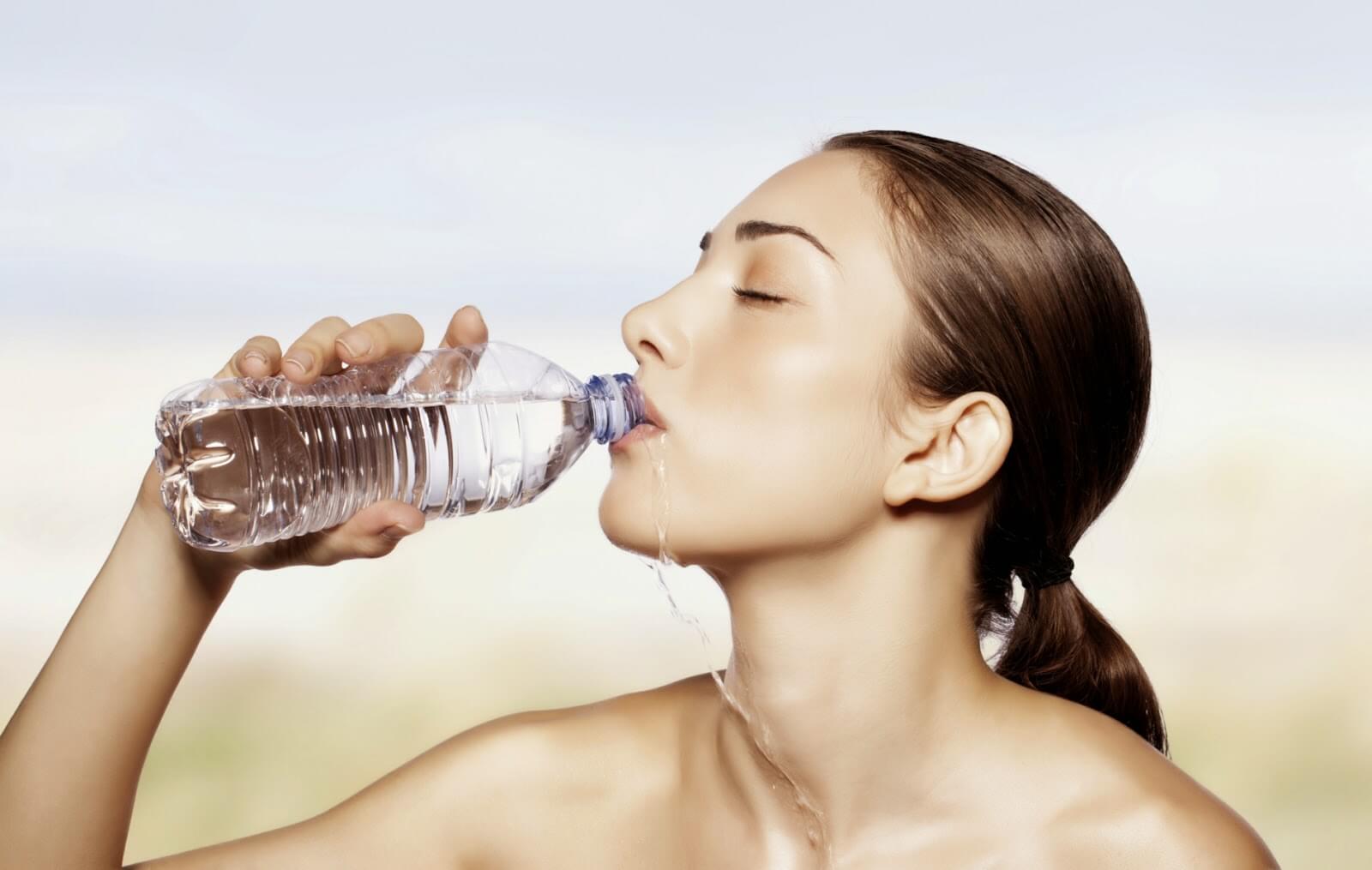 Девушка льет воду. Девушка пьет воду. Пьет воду из бутылки. Девушка с бутылкой воды. Человек пьет воду.